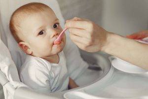 Trẻ nên bắt đầu ăn dặm từ tháng thứ mấy?