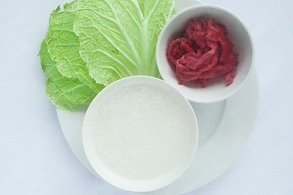 Cháo gạo với thịt bò cho bé ăn dặm 